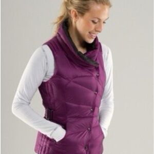 LULULEMON Get Down Reversible Puffer Vest. Black/plum. Size 6